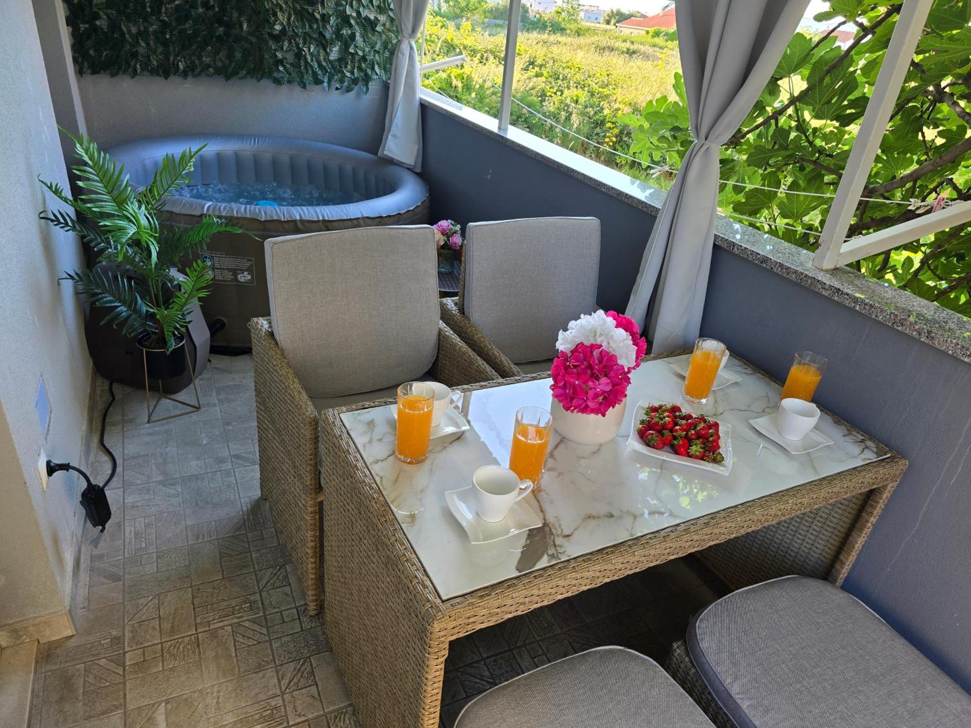 Apartment Blanca With Jacuzzi,Terase And Private Parking Kaštela Exterior foto
