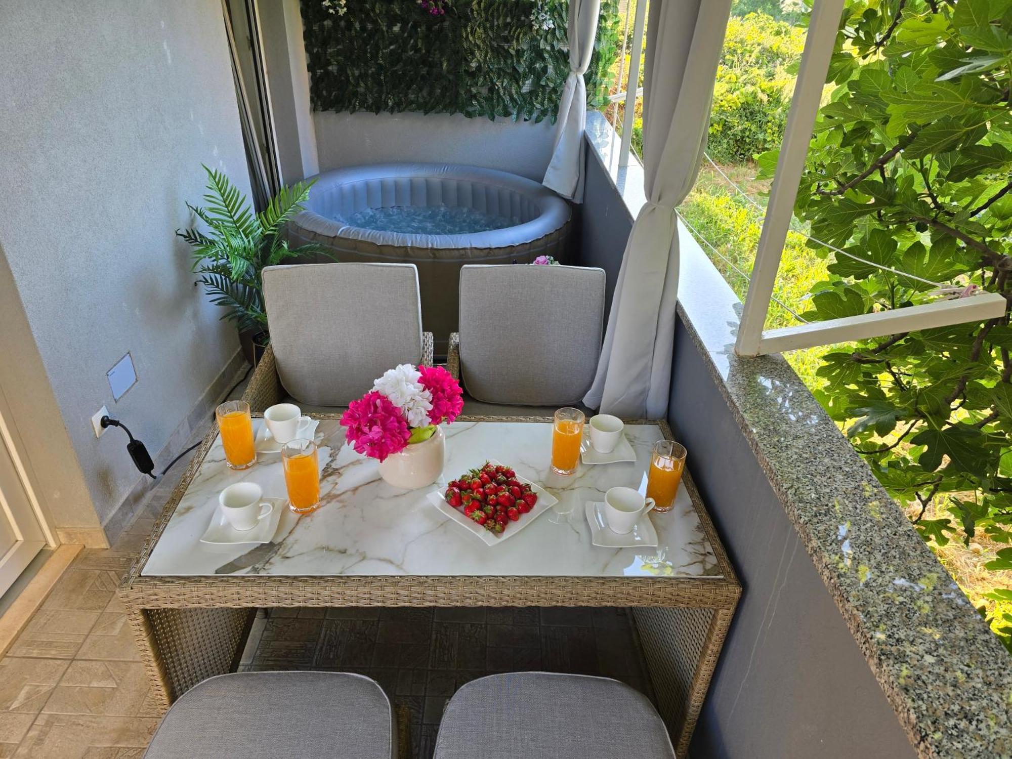 Apartment Blanca With Jacuzzi,Terase And Private Parking Kaštela Exterior foto