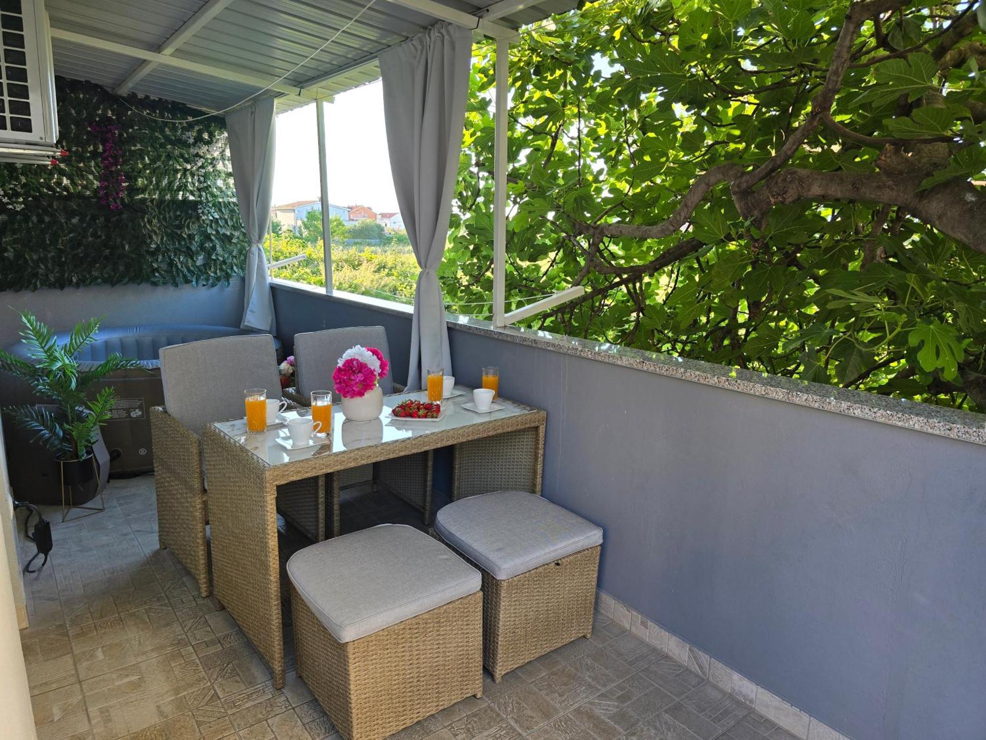 Apartment Blanca With Jacuzzi,Terase And Private Parking Kaštela Exterior foto
