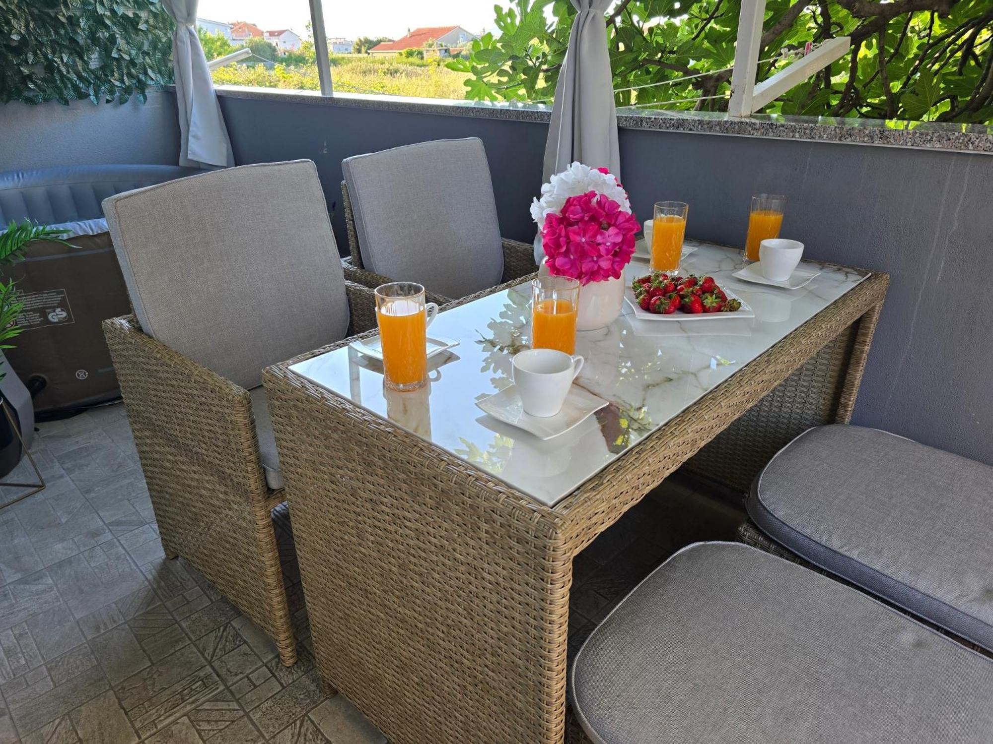 Apartment Blanca With Jacuzzi,Terase And Private Parking Kaštela Exterior foto